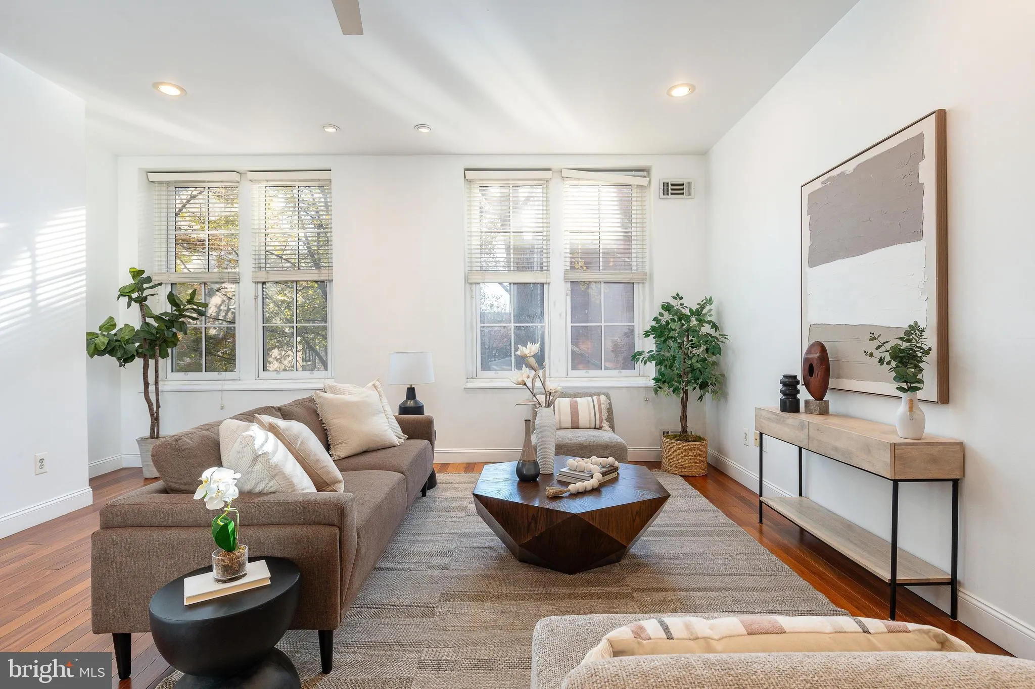 Philadelphia, Pennsylvania 19107, United States, 1 Bedroom Bedrooms, ,1 BathroomBathrooms,Residential,Contingent,251613