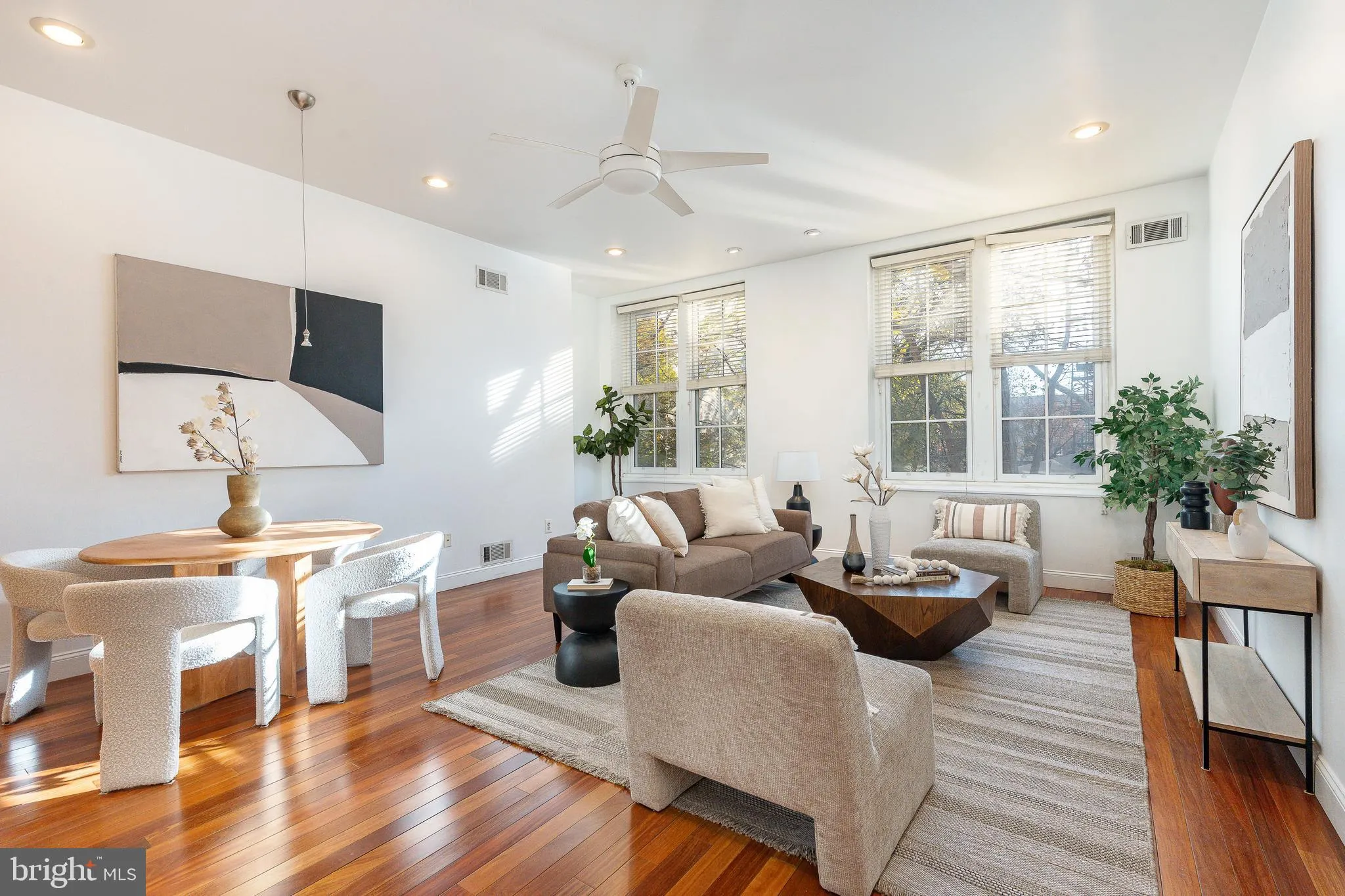 Philadelphia, Pennsylvania 19107, United States, 1 Bedroom Bedrooms, ,1 BathroomBathrooms,Residential,Contingent,251613