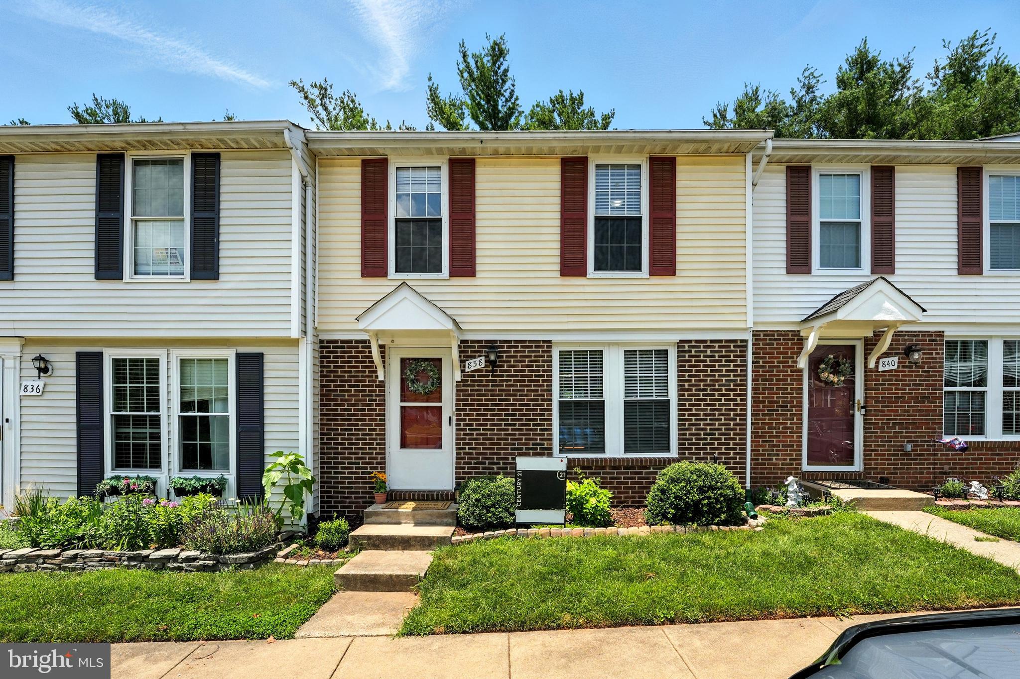 838 OAK LEAF COURT