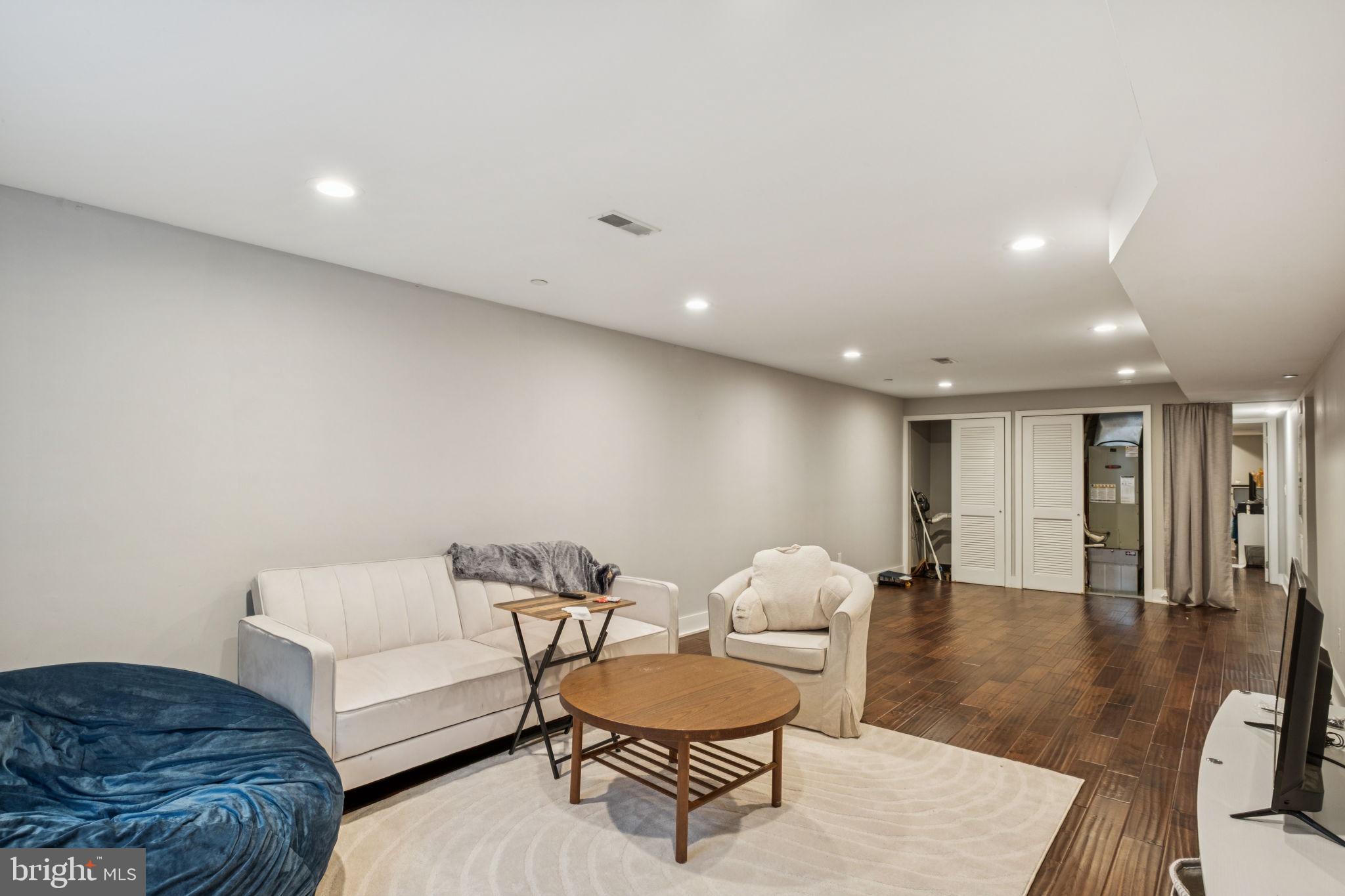 ART MUSEUM AREA - Residential Income