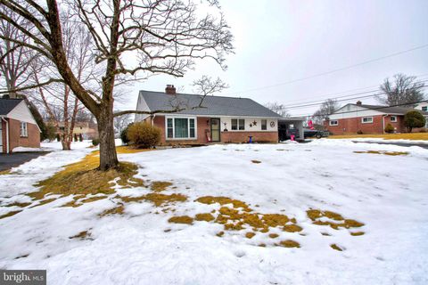 825 ROBIN ROAD LANCASTER PA 17601