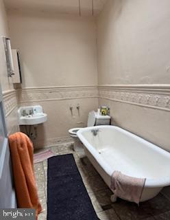 Main image without alt text