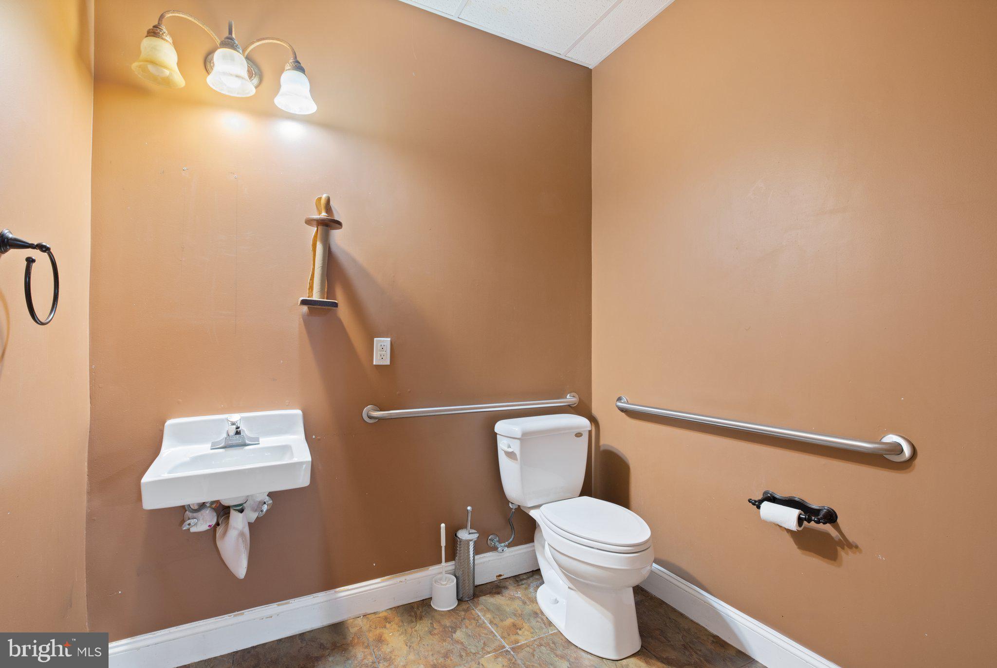 LOUDOUN PARKWAY COMMONS - Commercial Lease