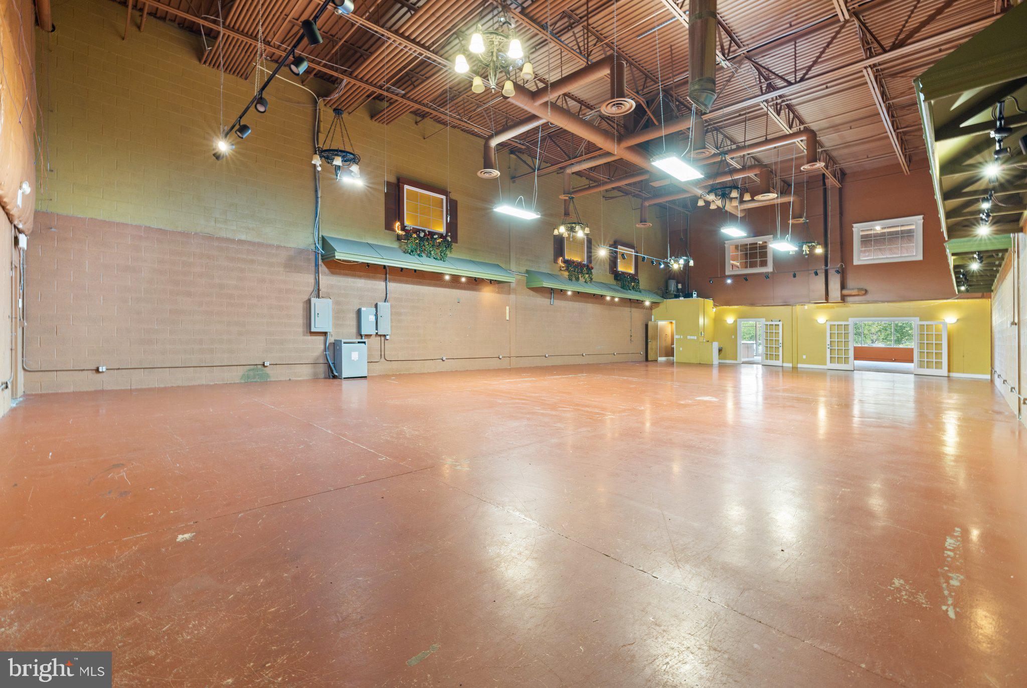 LOUDOUN PARKWAY COMMONS - Commercial Lease