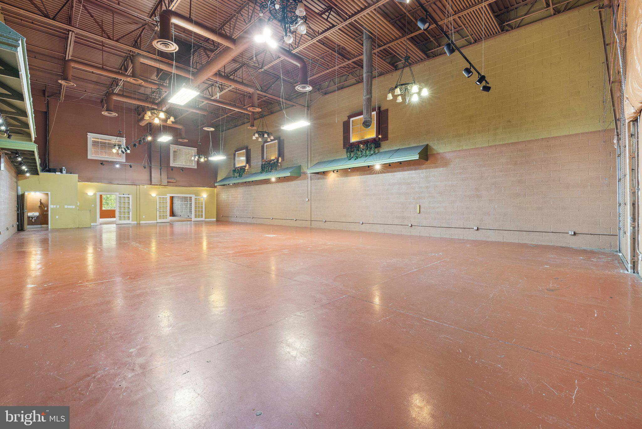 LOUDOUN PARKWAY COMMONS - Commercial Lease