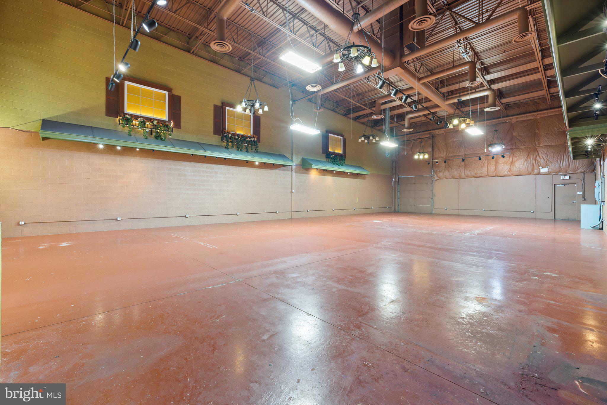 LOUDOUN PARKWAY COMMONS - Commercial Lease