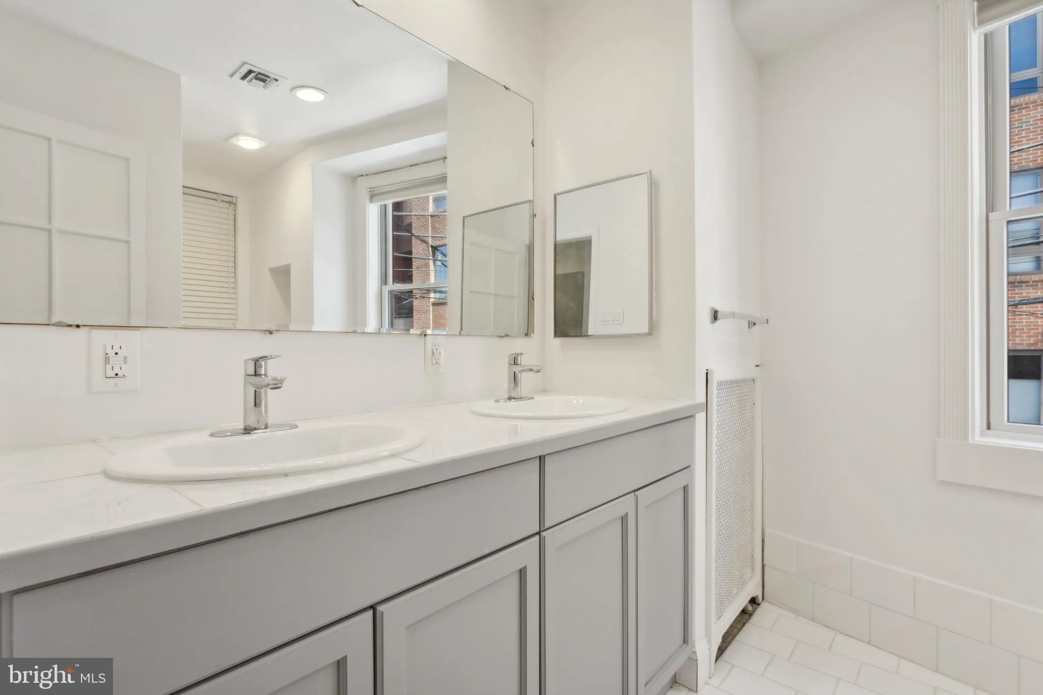 Philadelphia, Pennsylvania 19123, United States, 2 Bedrooms Bedrooms, ,2 BathroomsBathrooms,Residential,Pending,112146