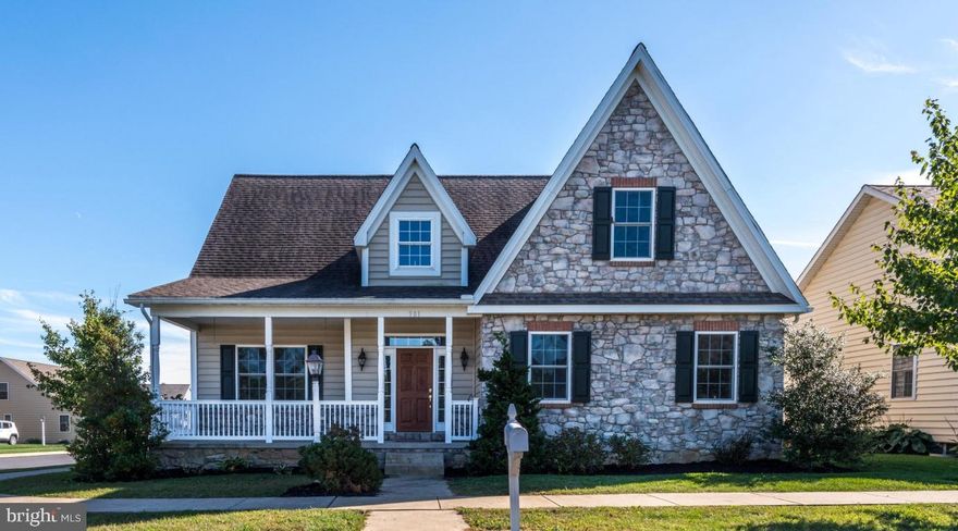 Lots of upgrades in this former Parade of Homes including granite counters, hardwood, 9' Ceilings, 2-story foyer with open stairway and balcony. Large 1st fl Owners Suite w/his & her vanities, tile shower and corner whirlpool tub. Formal dining room w/tray ceiling. Open concept kitchen dining area and living room in the rear of the home. 2nd fl has guest suite plus two bedrooms connected by a Jack & Jill Bath.