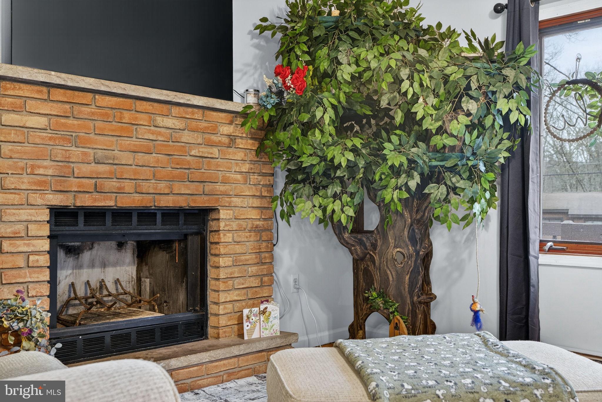 SAW CREEK EST - Residential