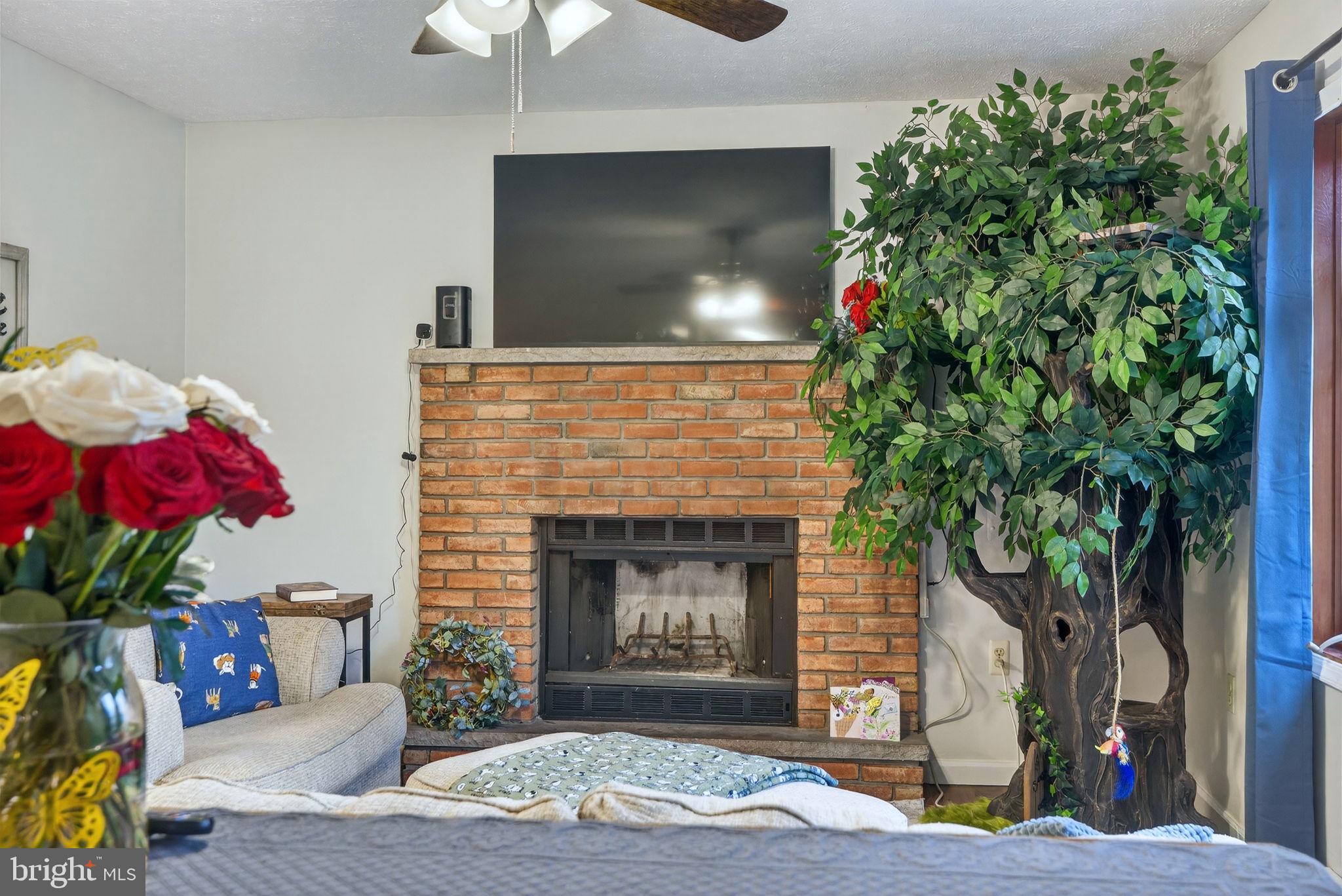 SAW CREEK EST - Residential