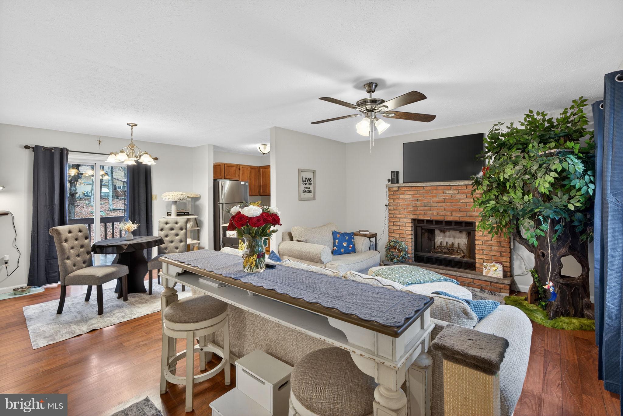 SAW CREEK EST - Residential