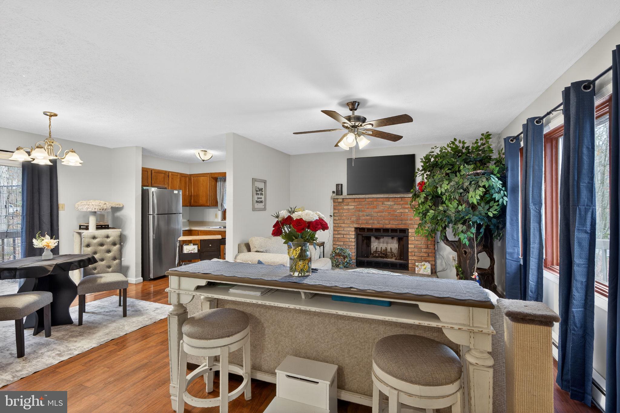 SAW CREEK EST - Residential