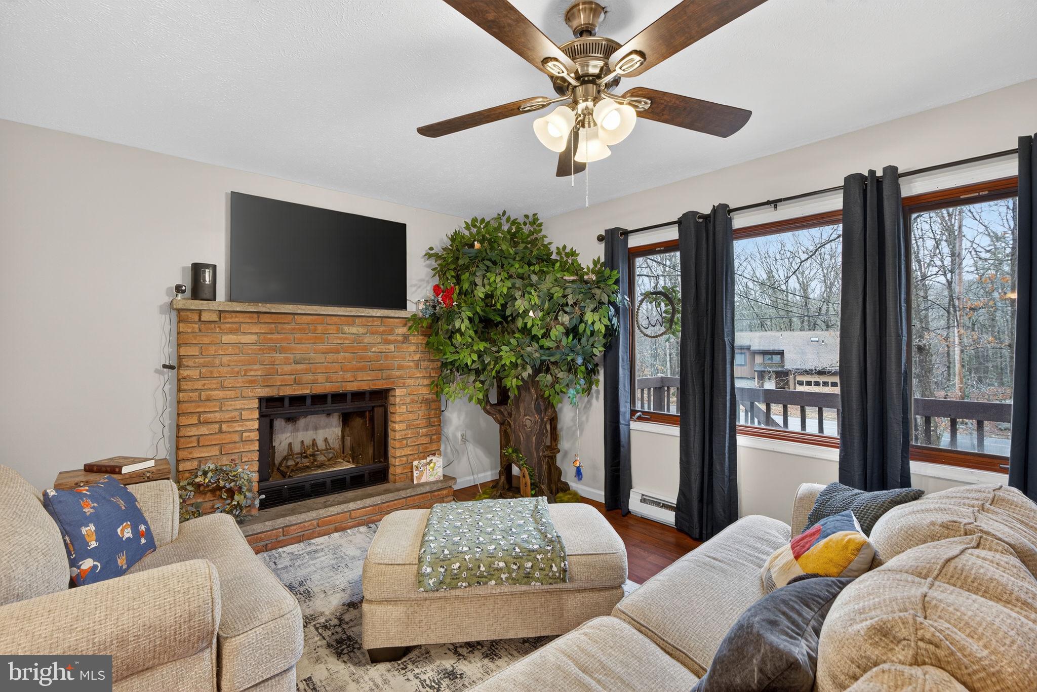 SAW CREEK EST - Residential