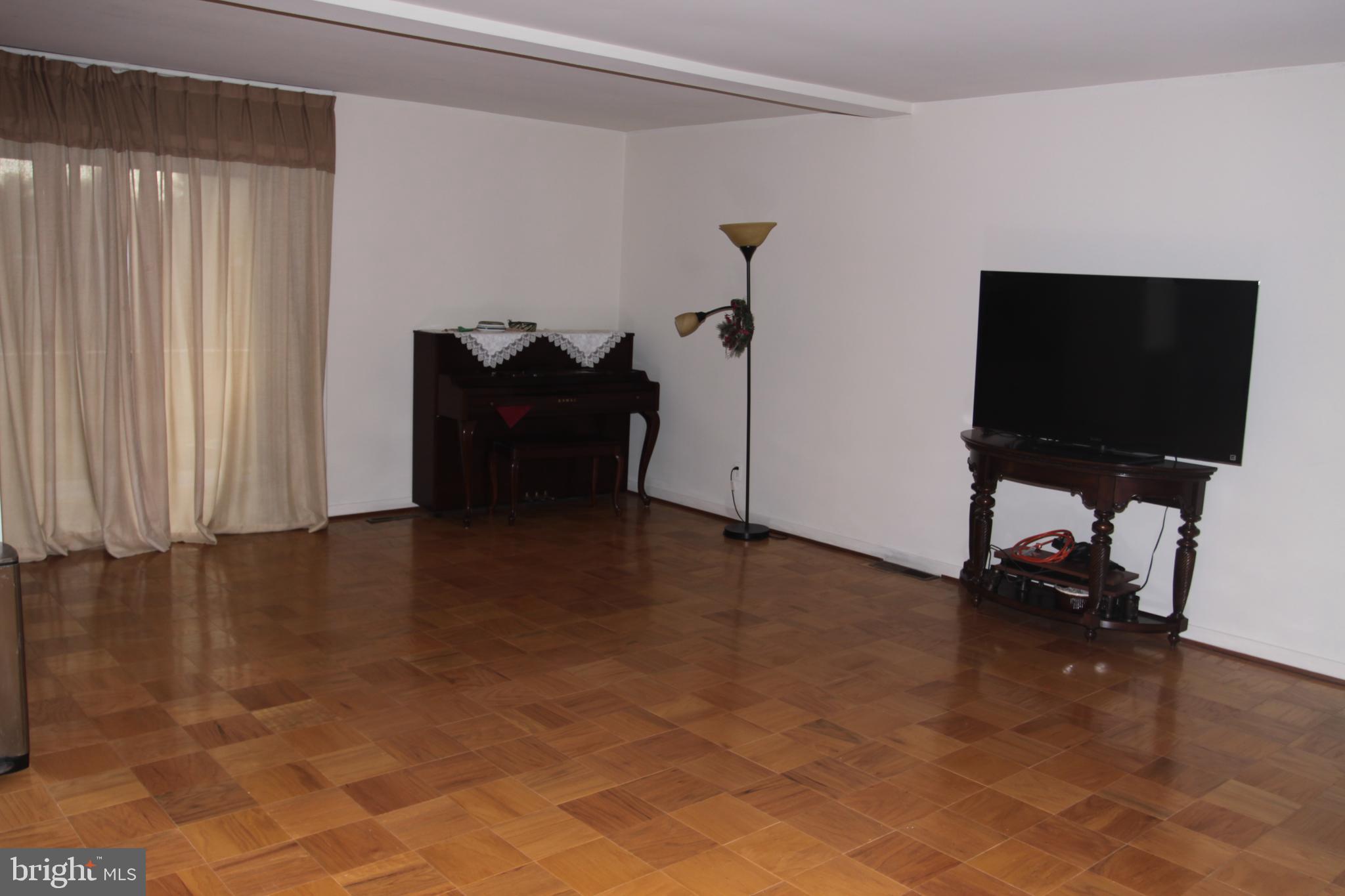 31 STONEHENGE CIRCLE 10