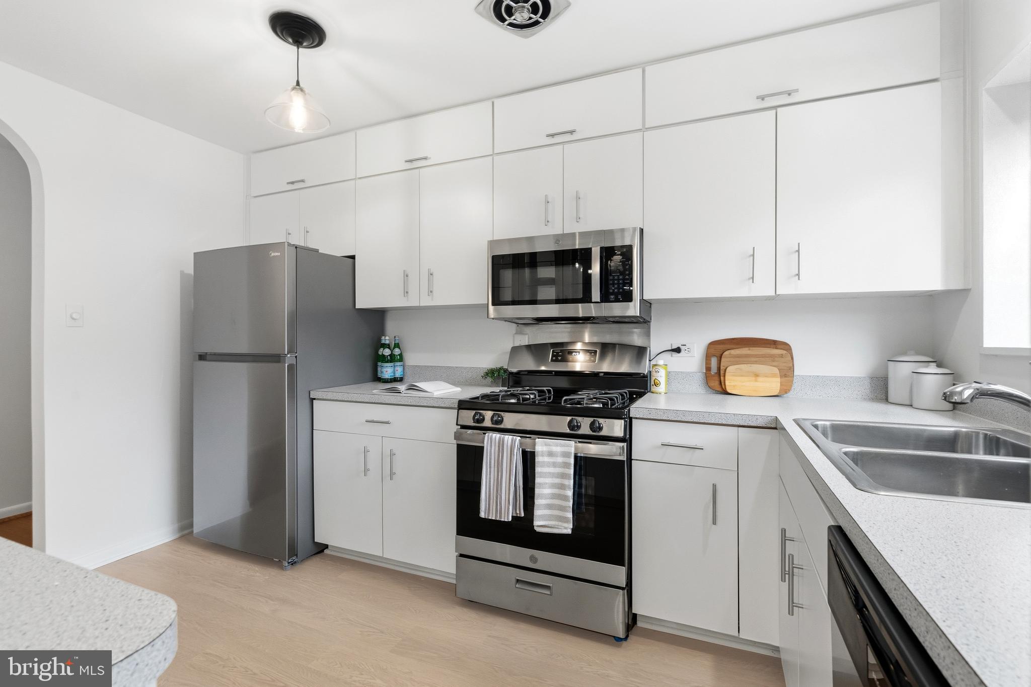 10606 MONTROSE AVENUE 203