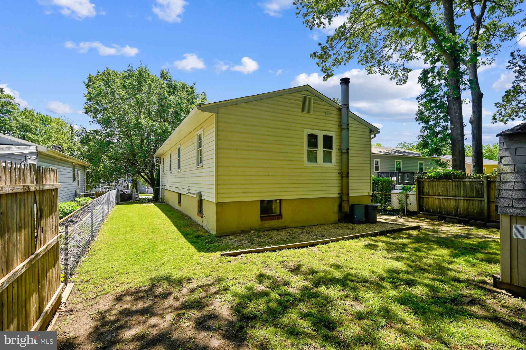 WOODLAND BEACH - Residential