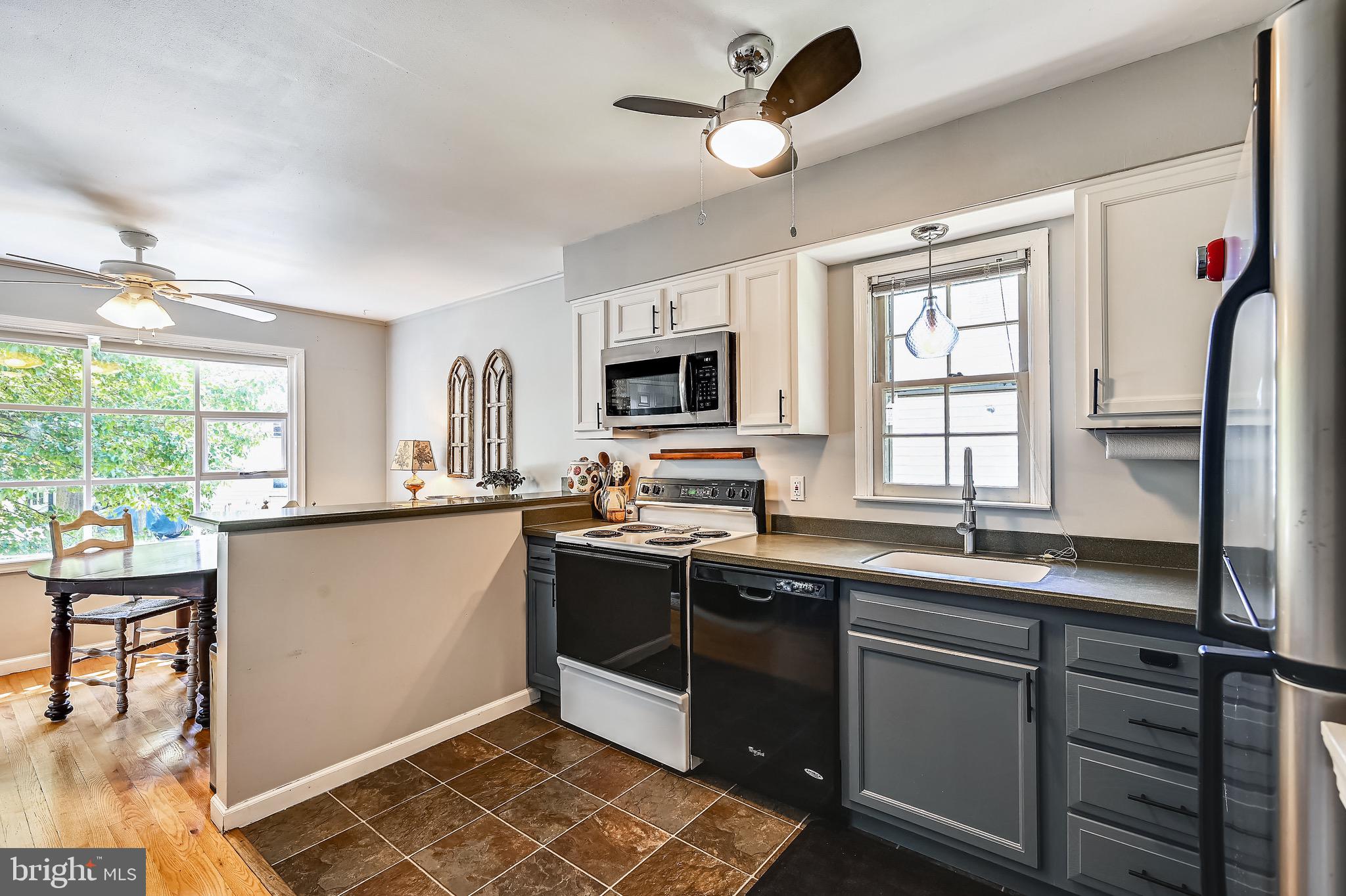 WOODLAND BEACH - Residential