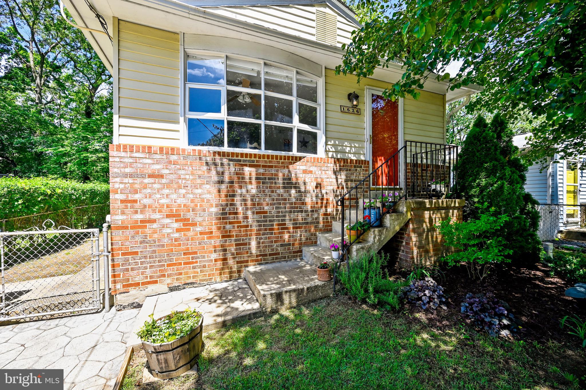 WOODLAND BEACH - Residential