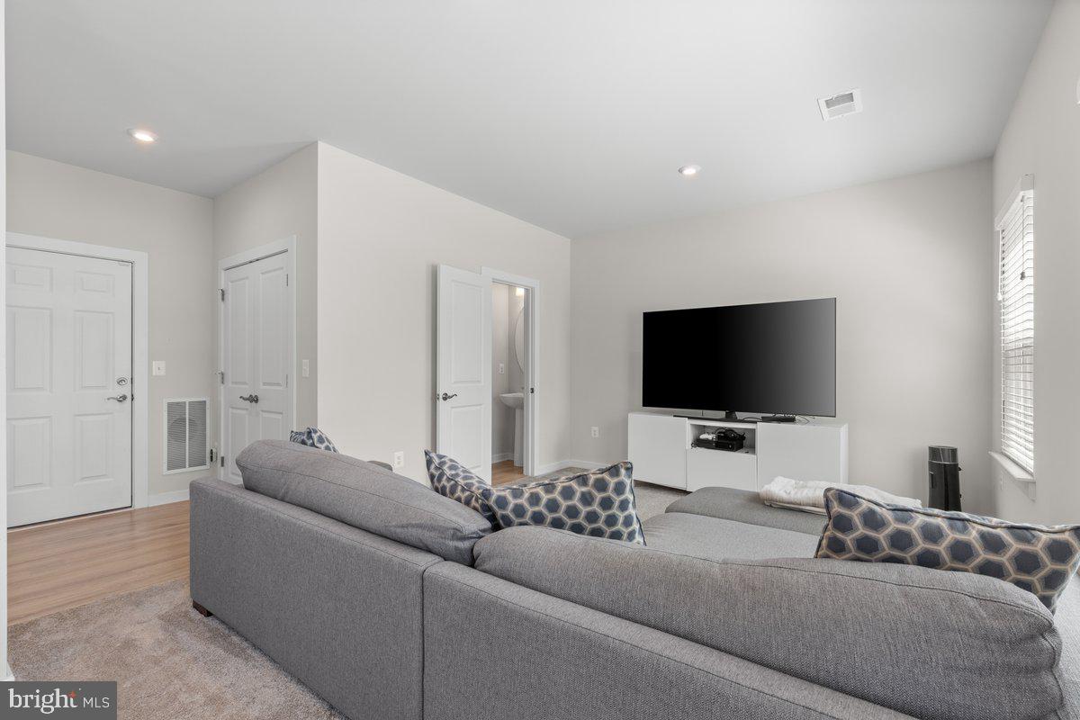 POTOMAC SHORES - Residential Lease