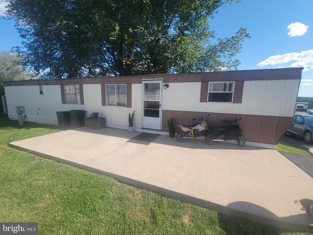 Photo of 32 Oak Knoll Estate, ELIZABETHTOWN, PA 17022 (MLS # PADA2049808)
