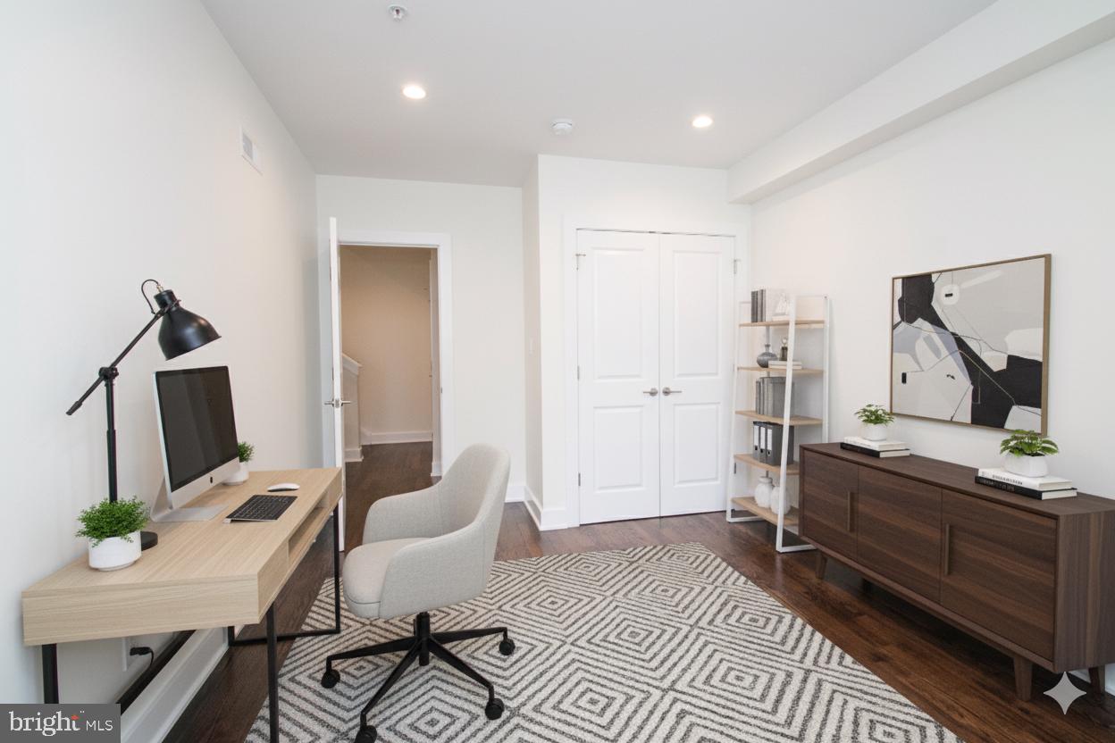 QUEEN VILLAGE - Residential