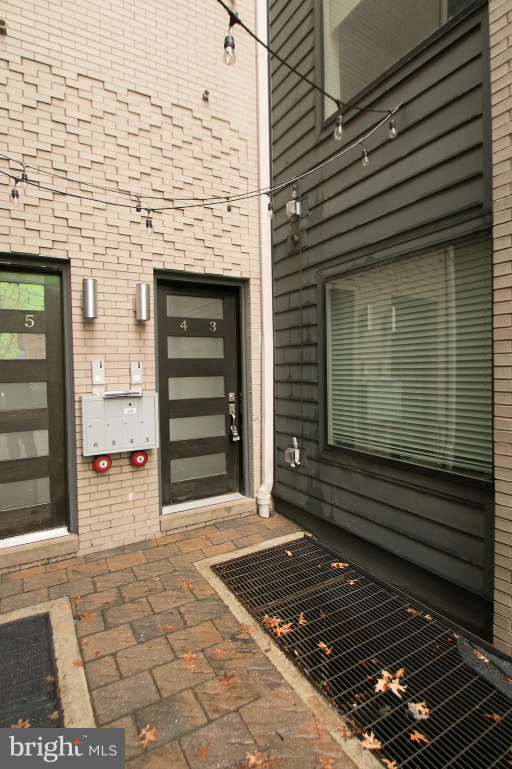 QUEEN VILLAGE - Residential