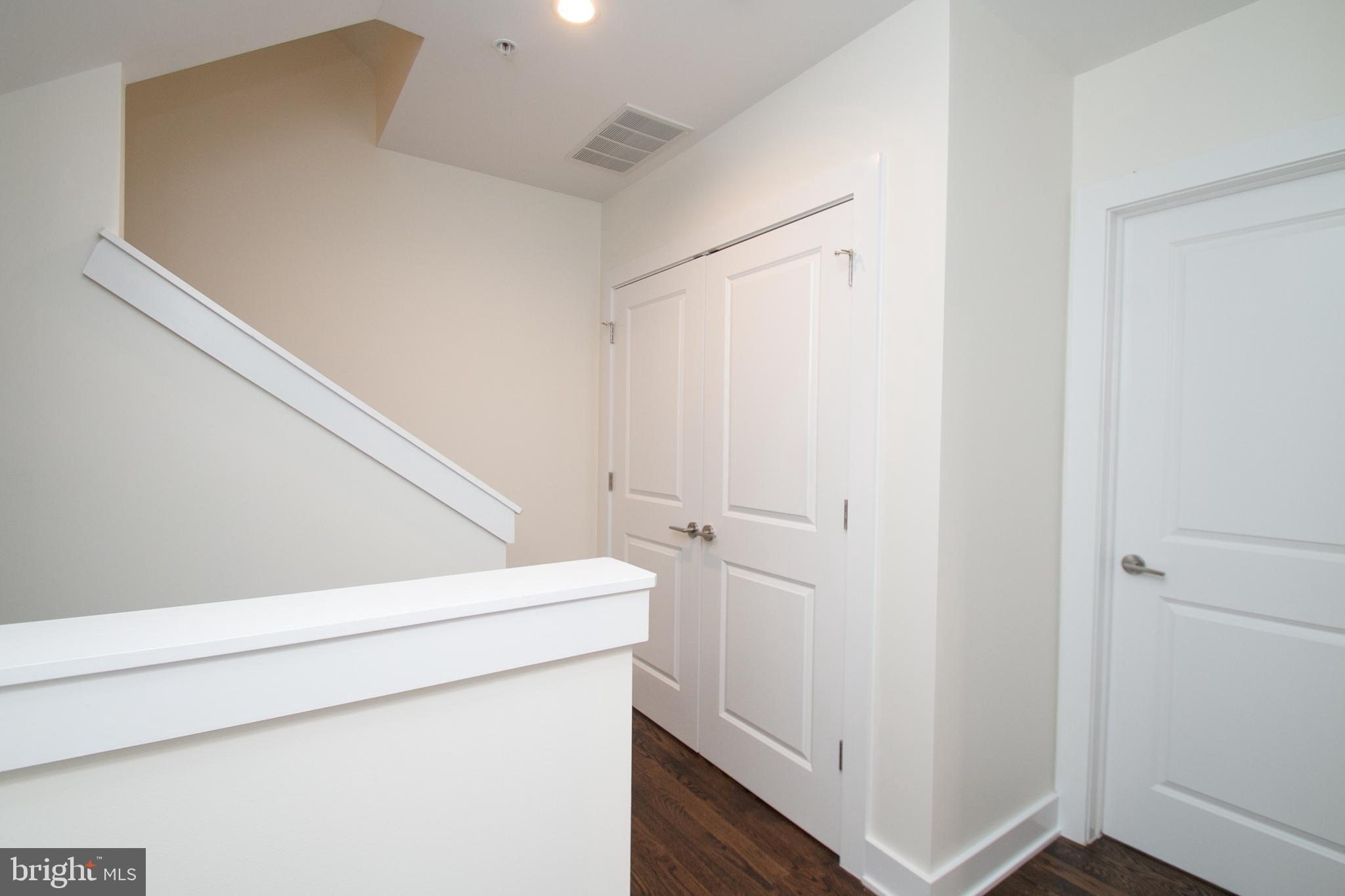 QUEEN VILLAGE - Residential