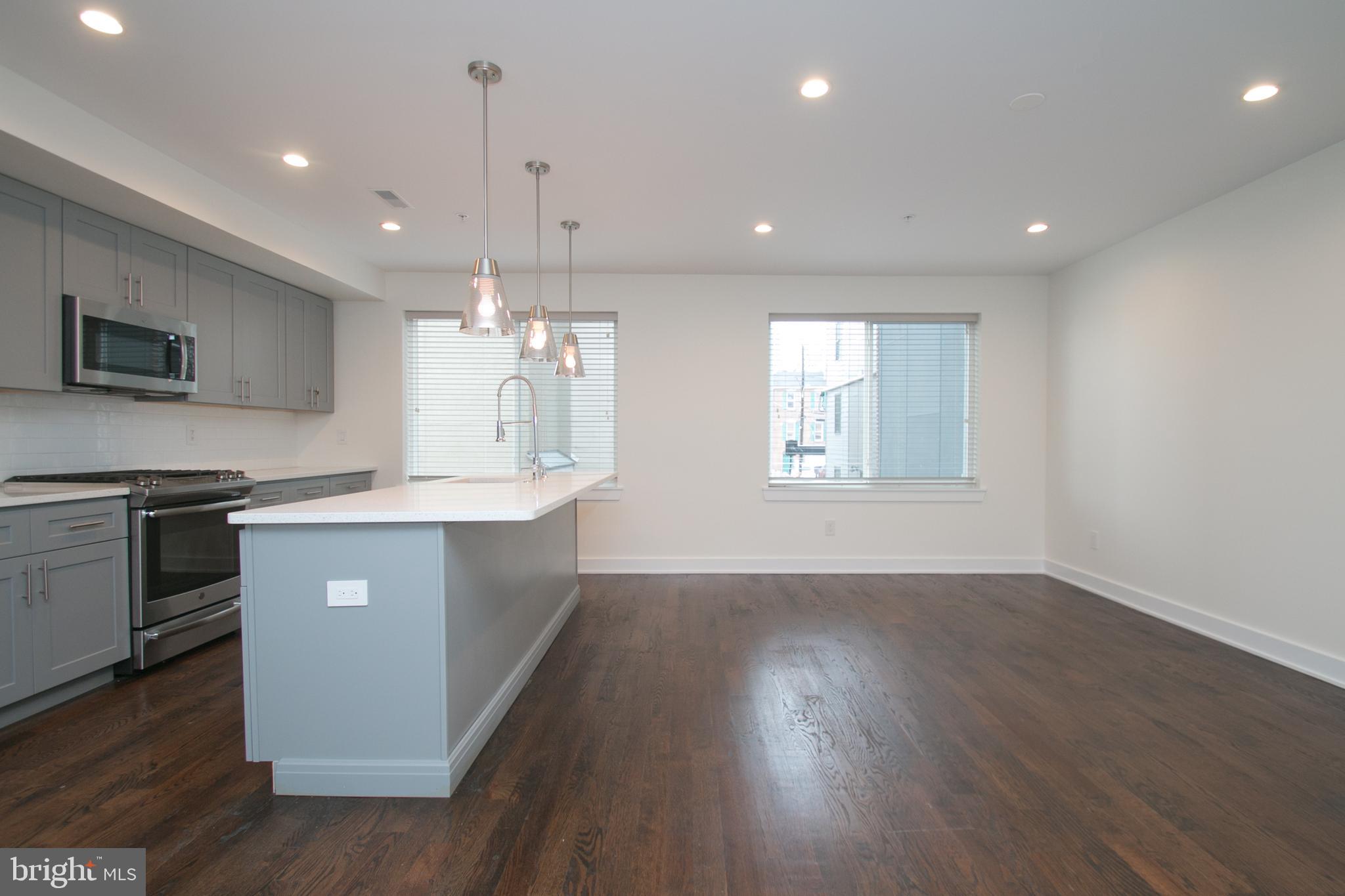 QUEEN VILLAGE - Residential