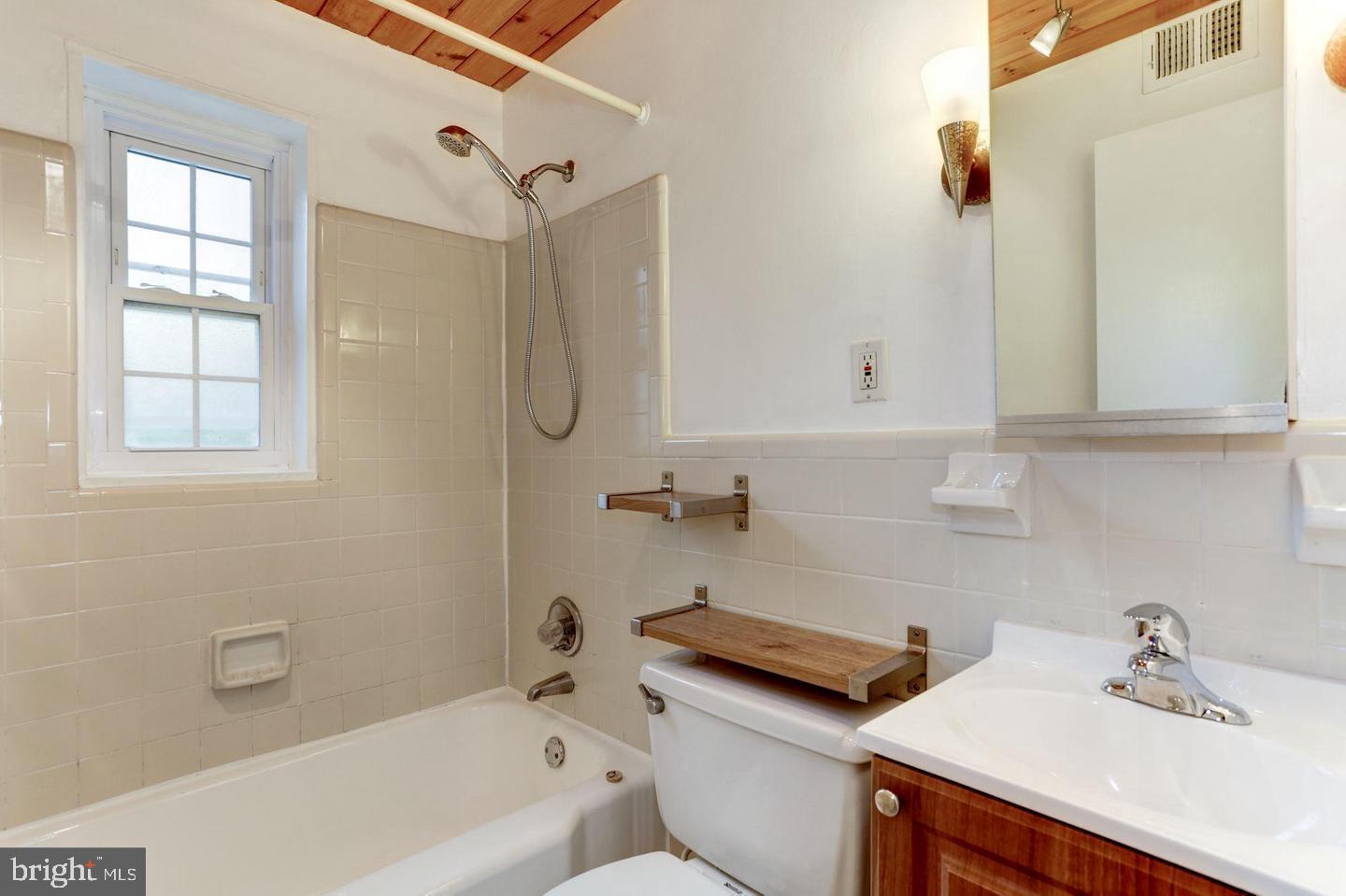 ROSSLYN - Residential Lease