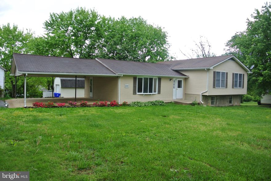 Well Maintained 3 Bedroom Home.  Pets on Case-By-Case basis. Close to Indian Head Base and Stump Neck.  Great commuting location.  Available Immediately