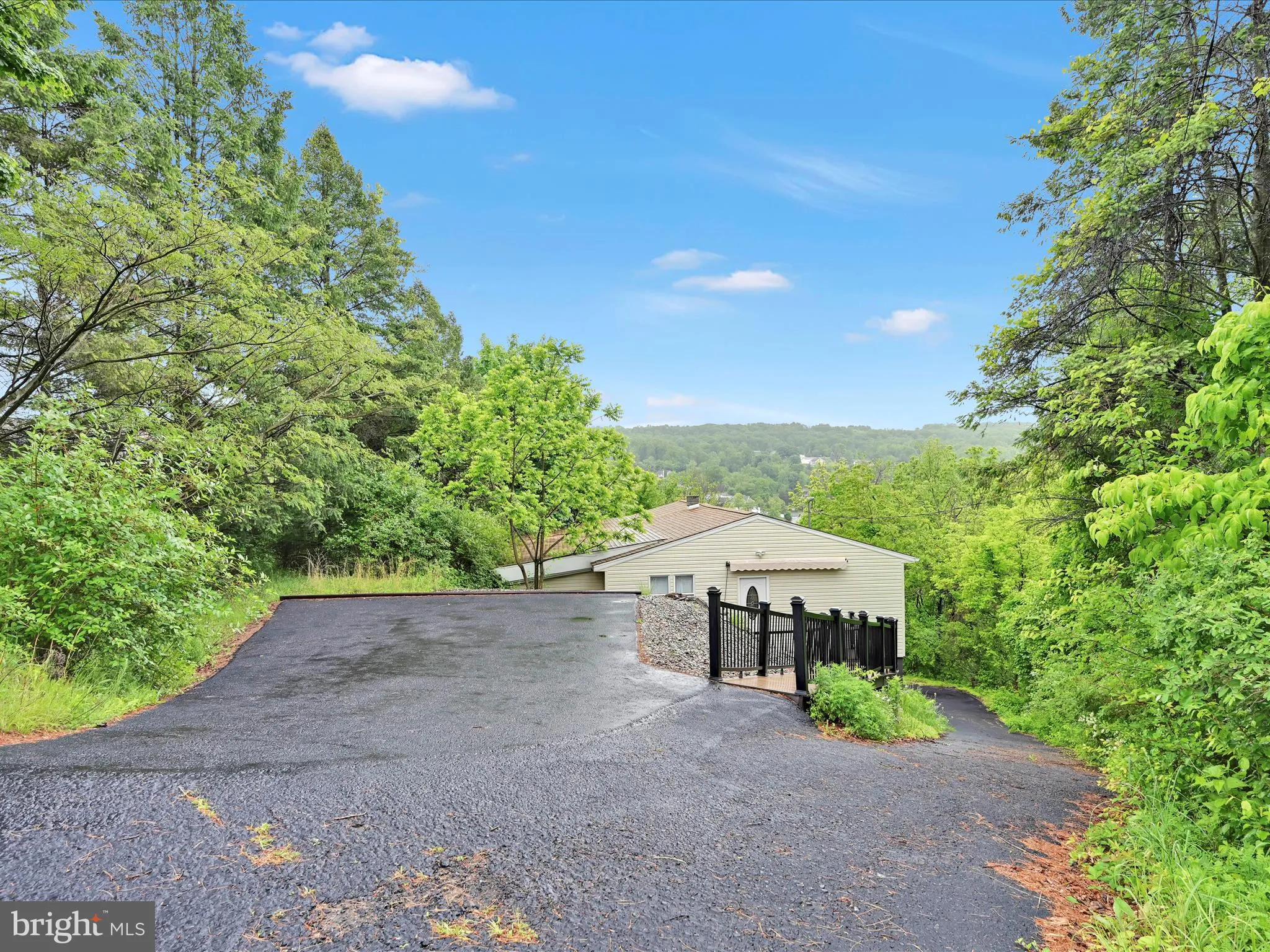 Auburn, Pennsylvania 17922, United States, 4 Bedrooms Bedrooms, ,4 BathroomsBathrooms,Residential,Active,141412