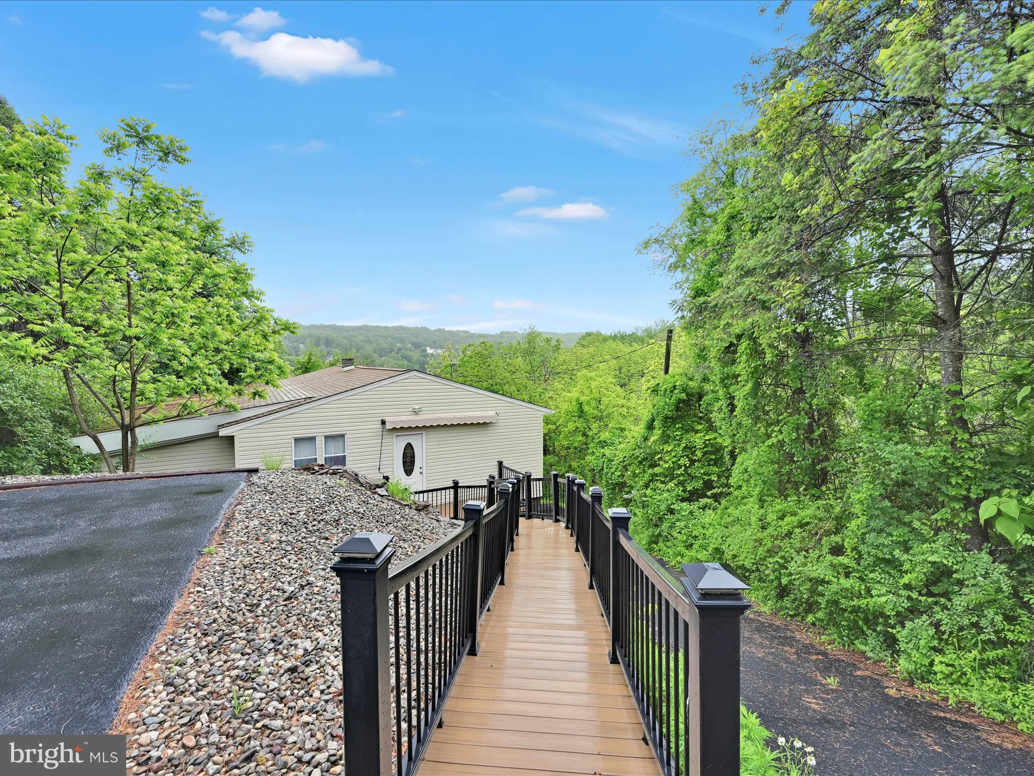 Auburn, Pennsylvania 17922, United States, 4 Bedrooms Bedrooms, ,4 BathroomsBathrooms,Residential,Active,141412