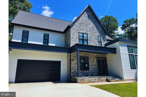 Photo of 1915 Great Falls Street, MCLEAN, VA 22101 (MLS # VAFX2306594)
