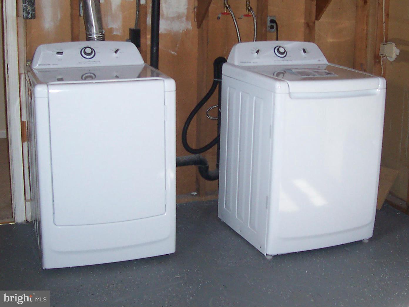 WILLIAMSBURG SQUARE - Residential Lease