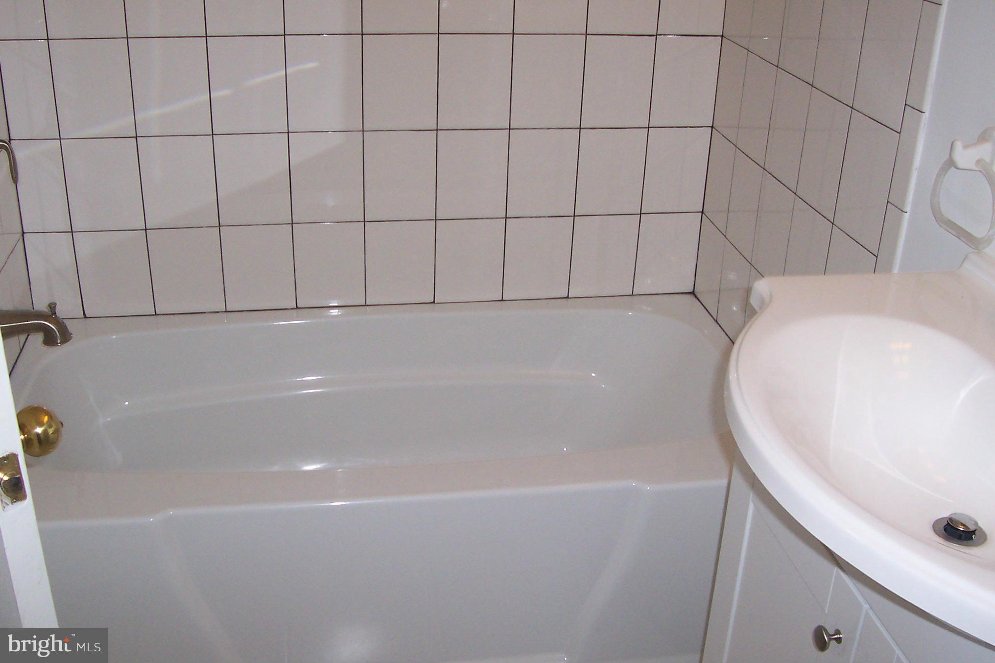 WILLIAMSBURG SQUARE - Residential Lease