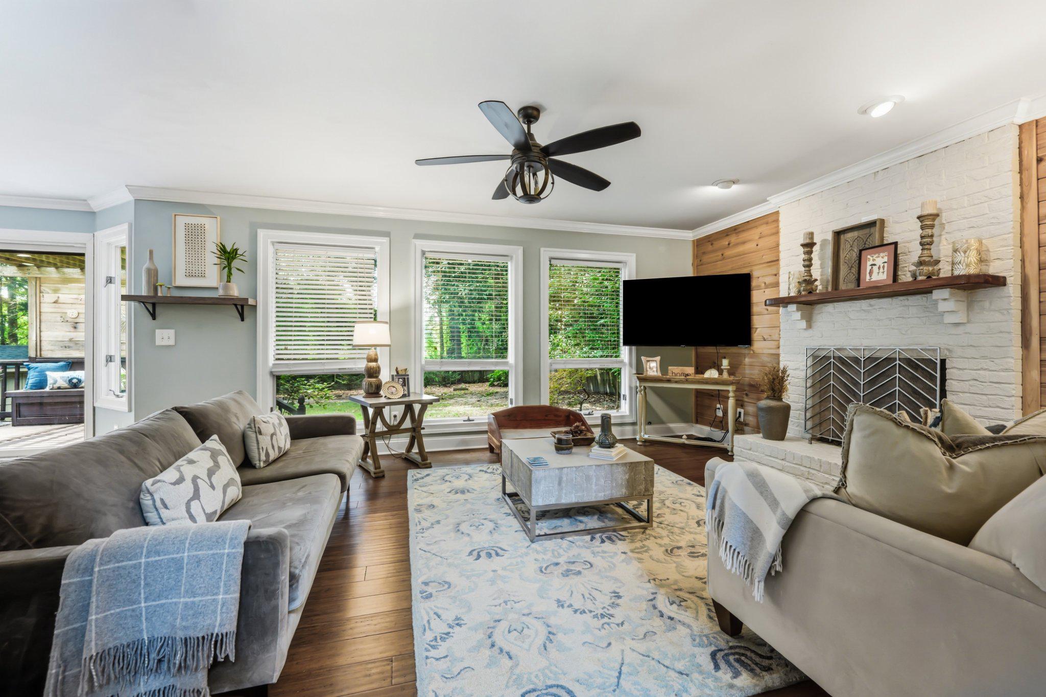 11 LONDONDERRY DRIVE