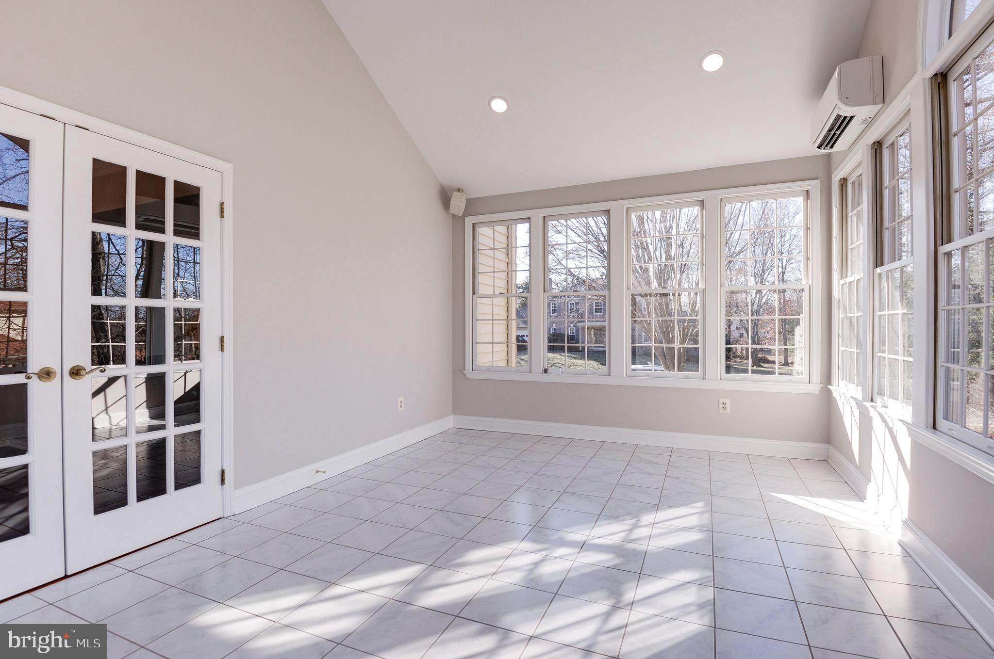 HOLLY KNOLL - Residential