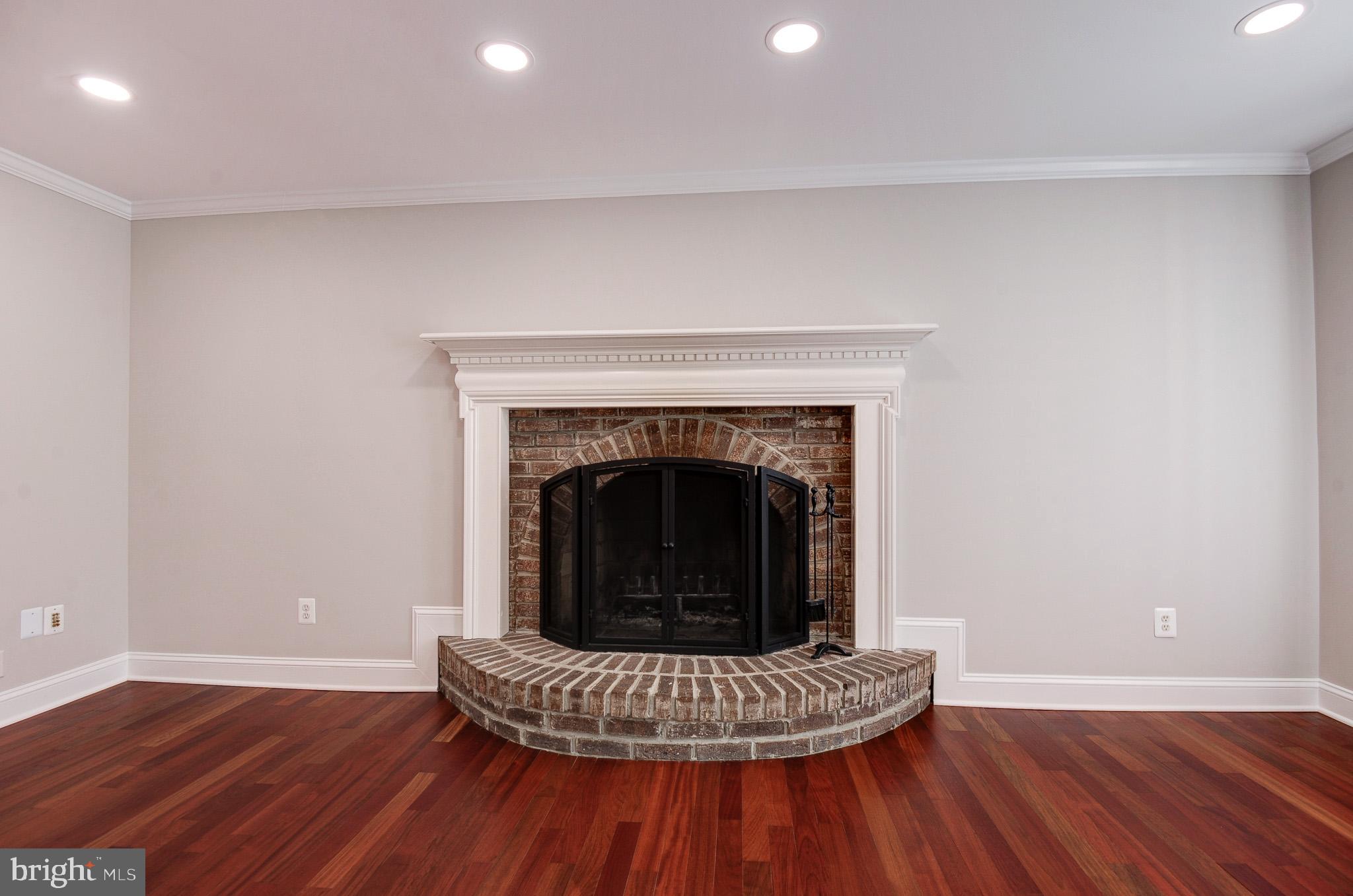 HOLLY KNOLL - Residential