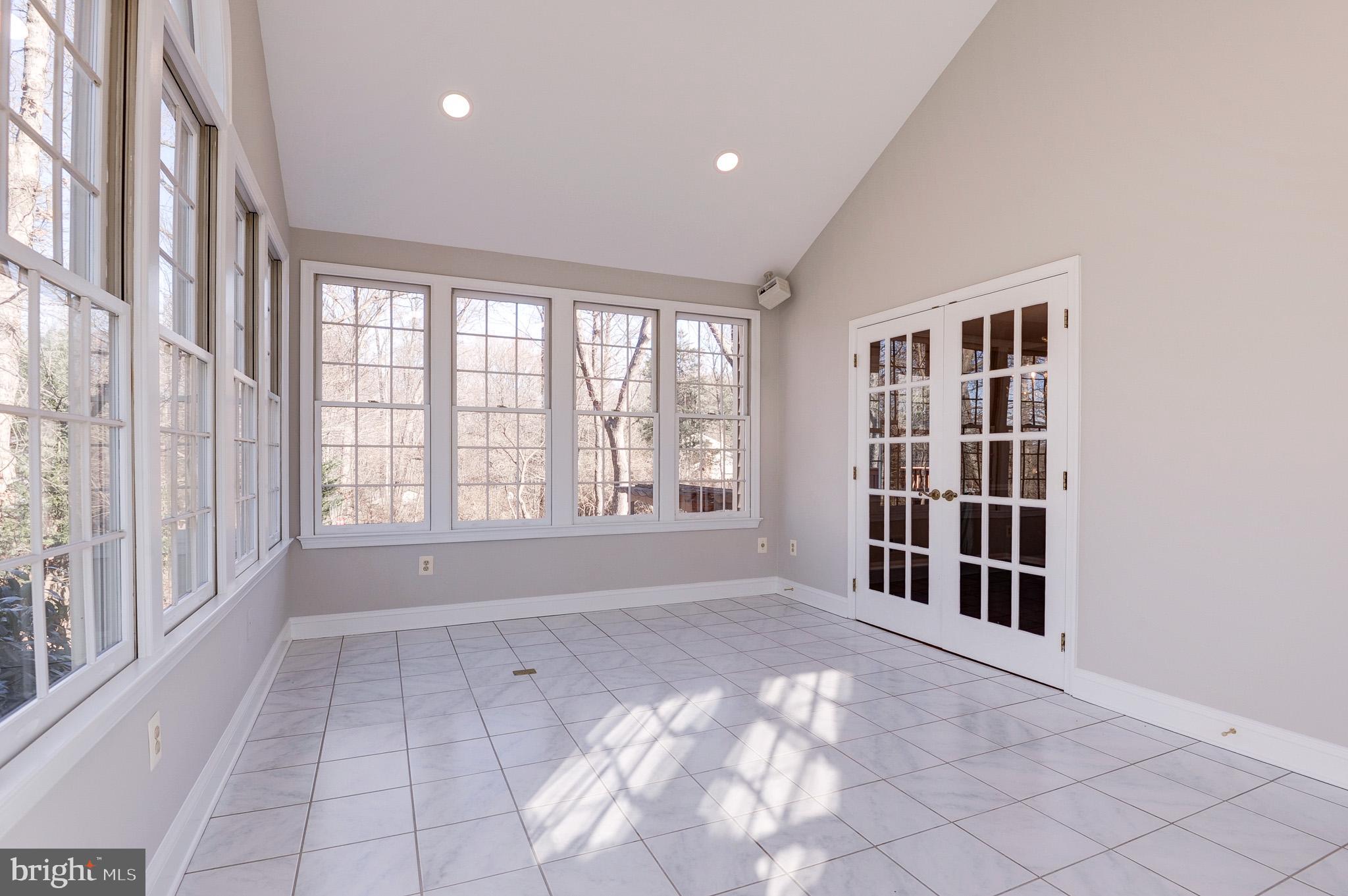 HOLLY KNOLL - Residential