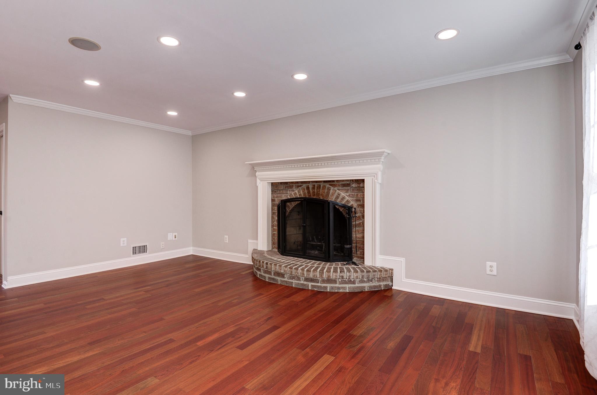 HOLLY KNOLL - Residential