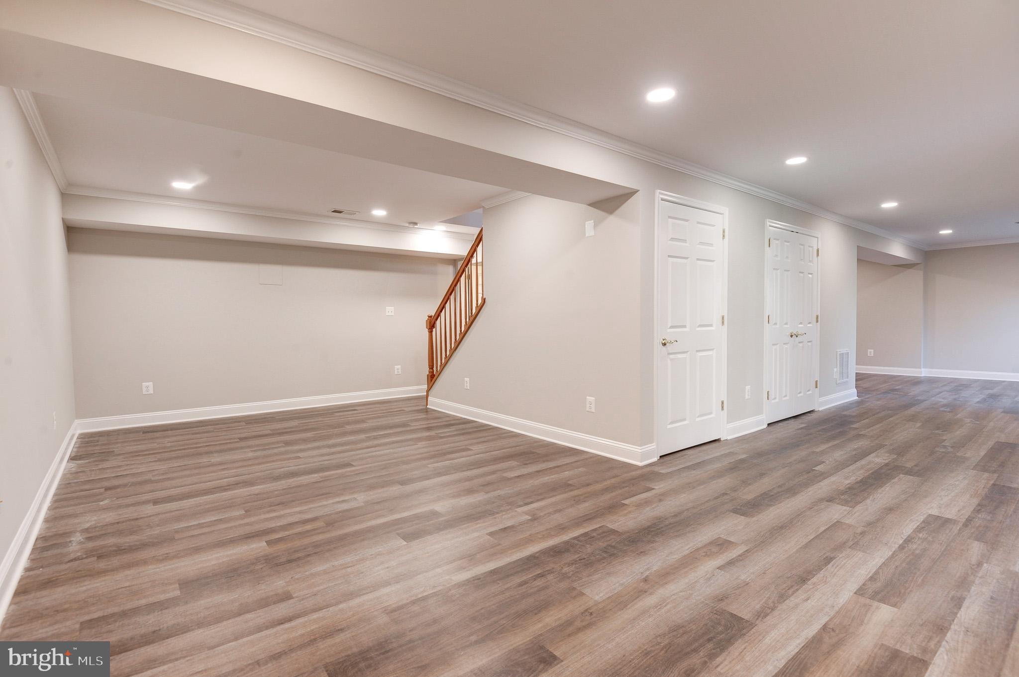 HOLLY KNOLL - Residential