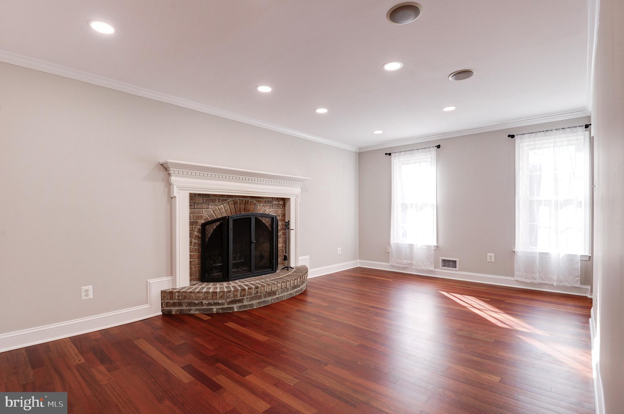 HOLLY KNOLL - Residential