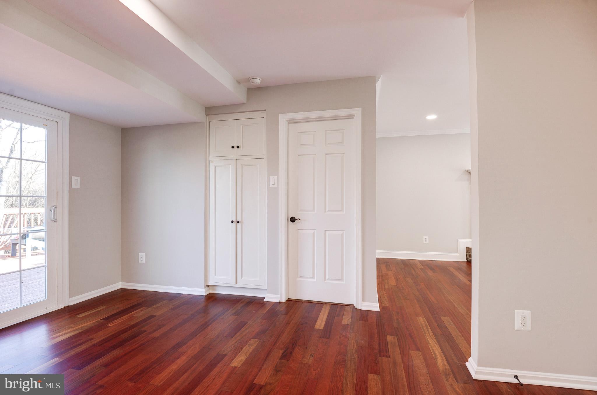 HOLLY KNOLL - Residential