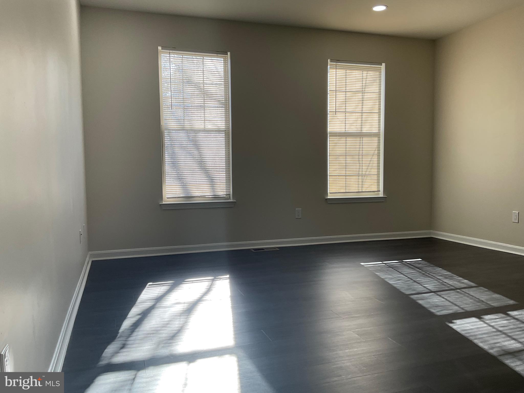 NEW TOWN - Residential Lease