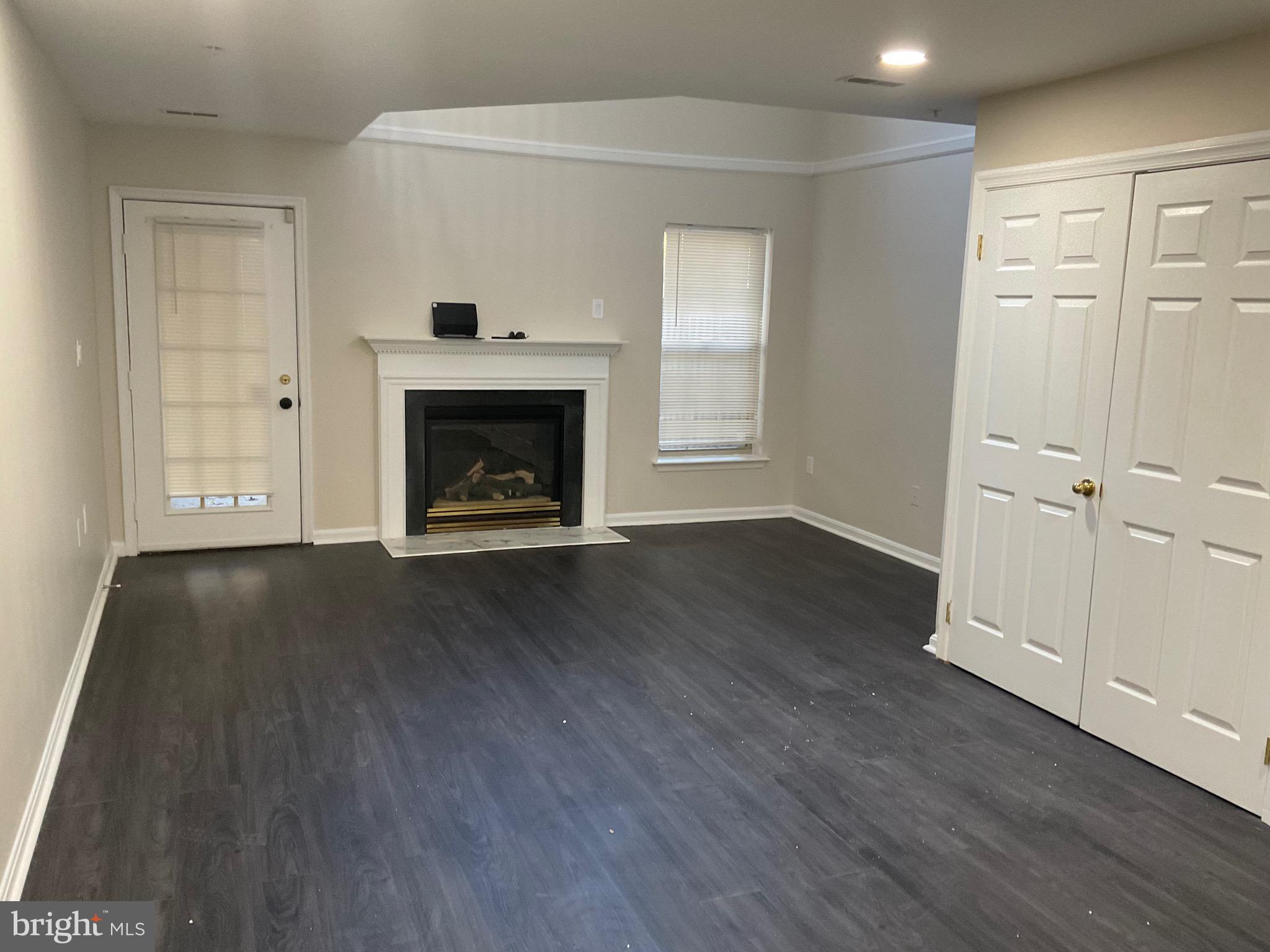 NEW TOWN - Residential Lease