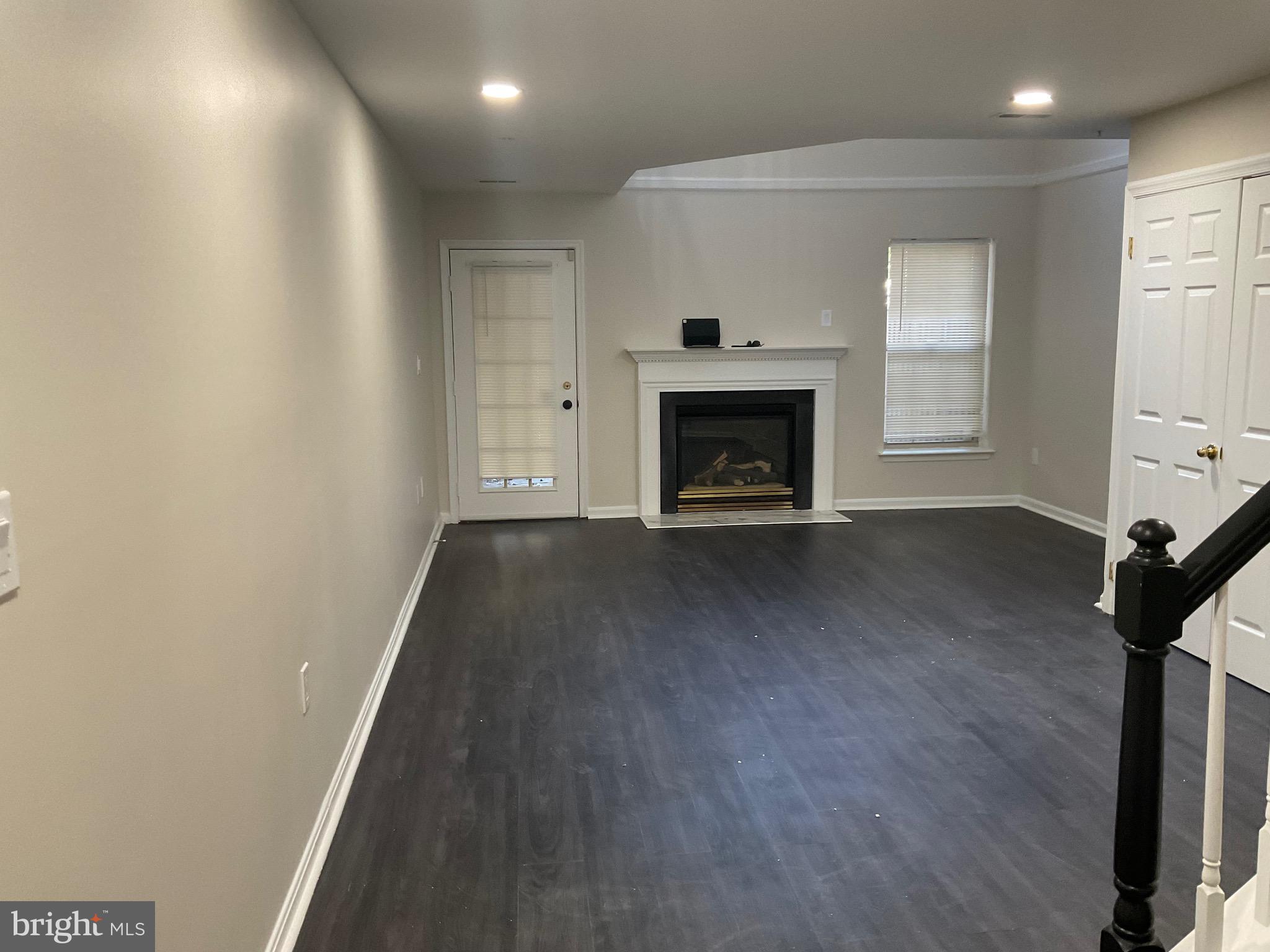 NEW TOWN - Residential Lease