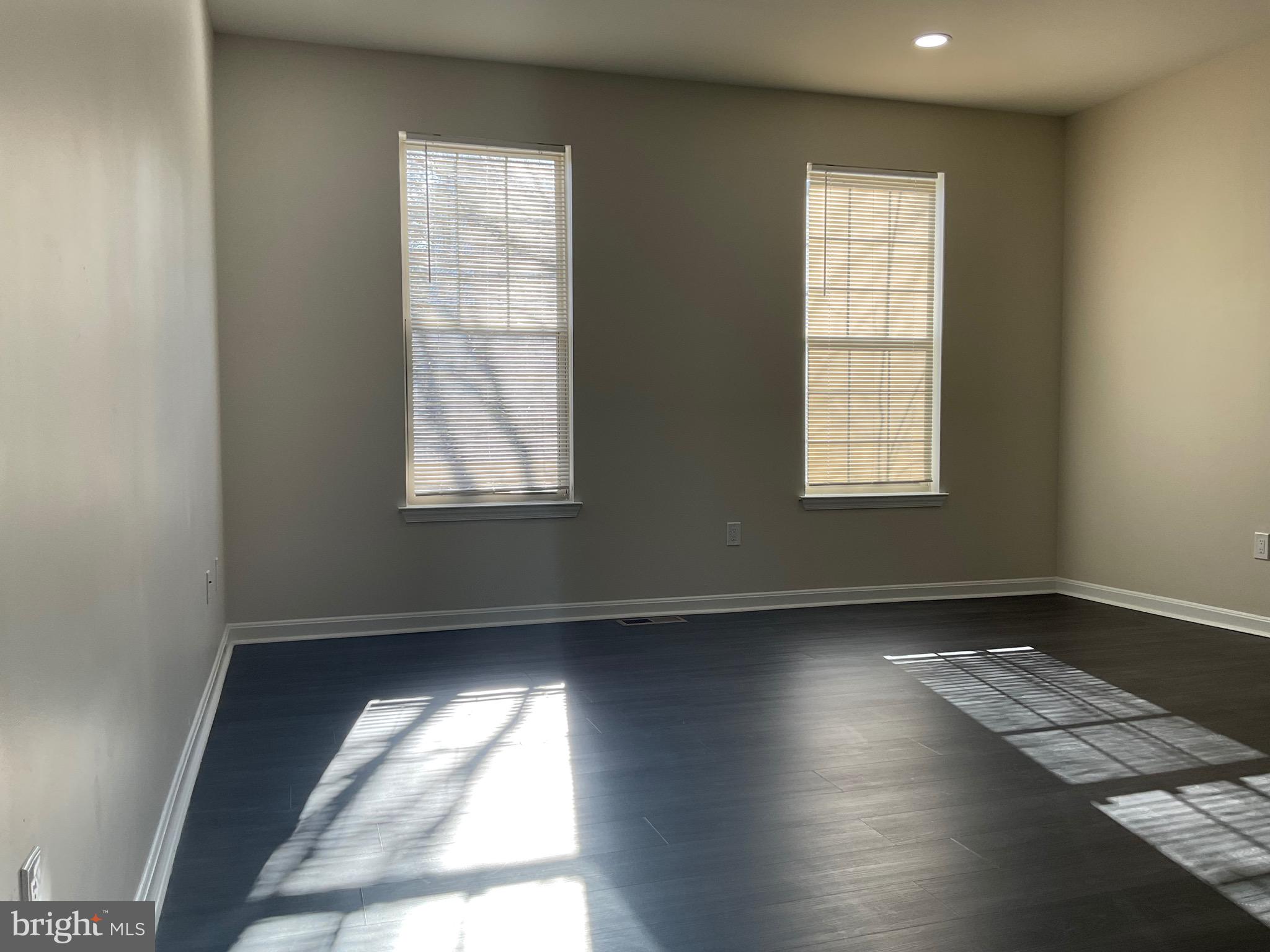 NEW TOWN - Residential Lease