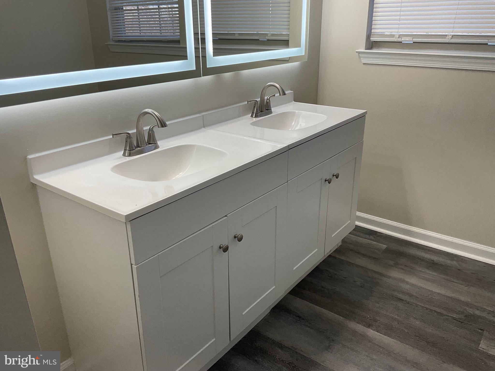 NEW TOWN - Residential Lease