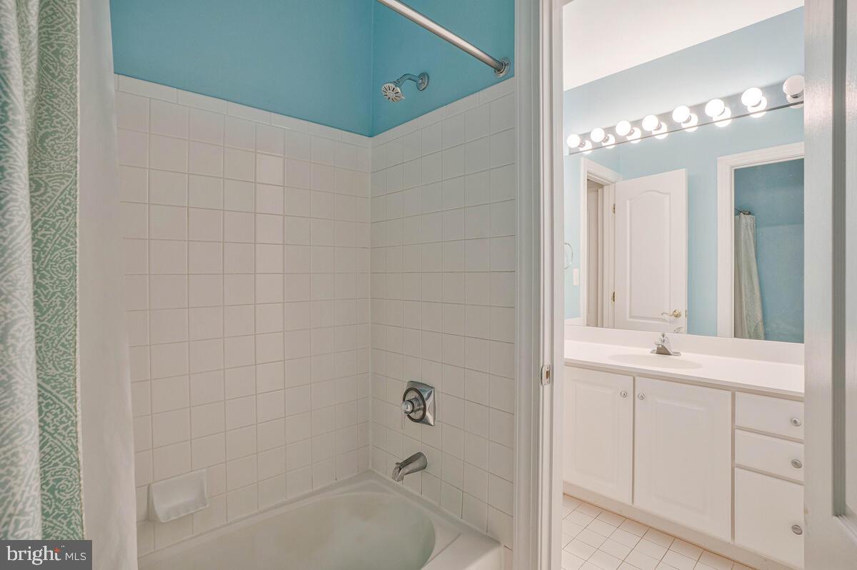 SENECA KNOLL - Residential Lease