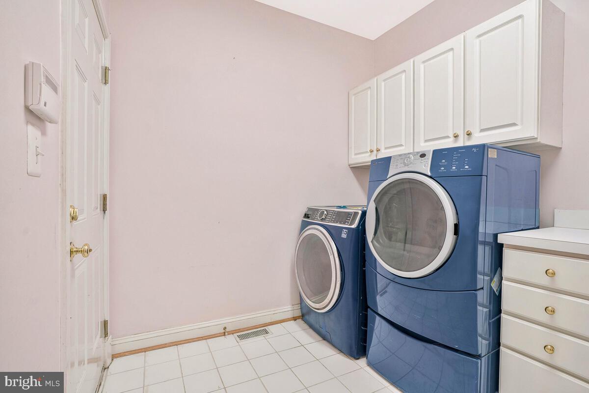 SENECA KNOLL - Residential Lease